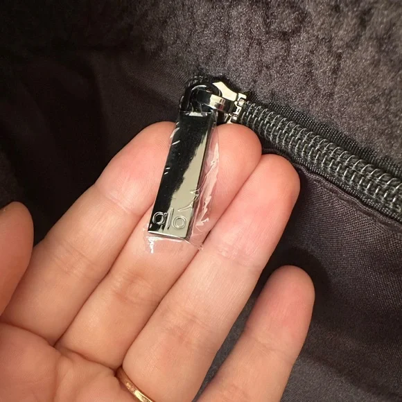 Alo Yoga Ovesize Shearling Black Tote Bag Sherpa Zip Shoulder Gym Travel New - Picture 7 of 10